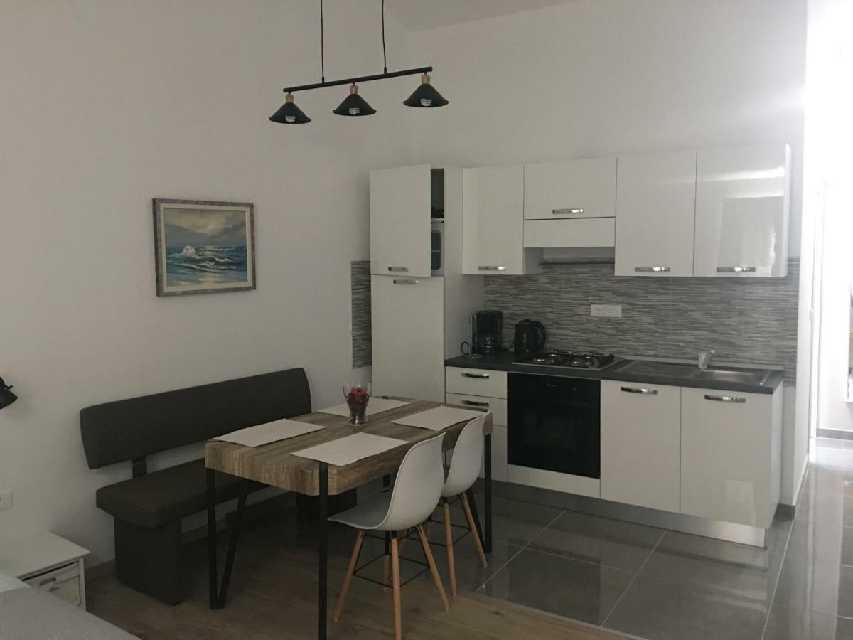 Ferienwohnung Studio Apartman Dado Bale Exterior foto